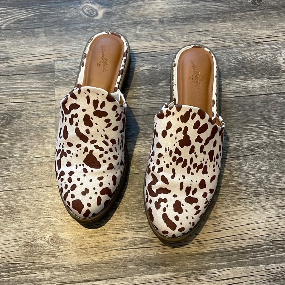 Universal Threads animal print mules. Size 7 1/2.